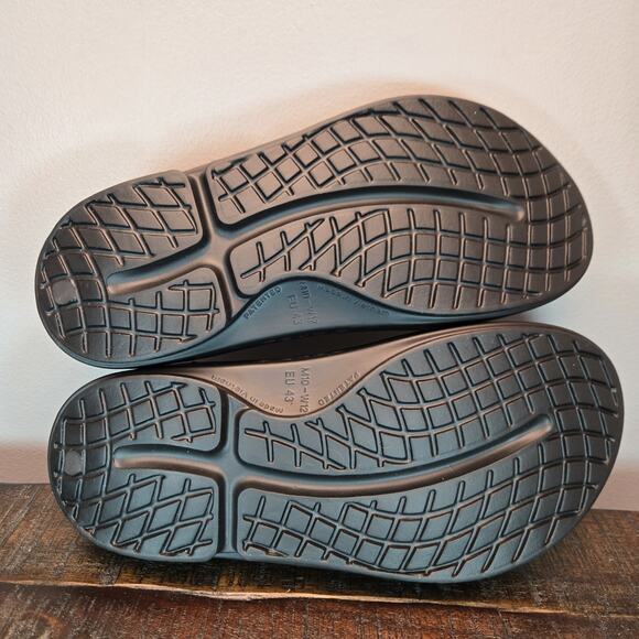 NEW Oofos Ooriginal Mens Size 10 Recovery Slip-On Flip Flops Beach Sandals Black main image 4